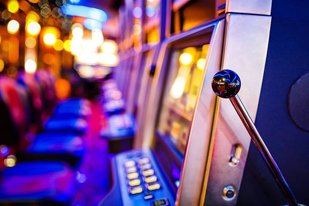 Bigger Bass Bonanza slot game interface showing five-reel grid and payline structure